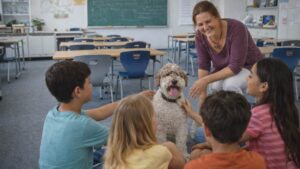 Unterrichtssituation mit Schulhund und Schülern im Klassenraum